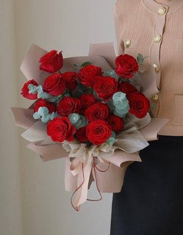 VD26 - Classic Red/Pink Rose Bouquet (Front Facing Style)