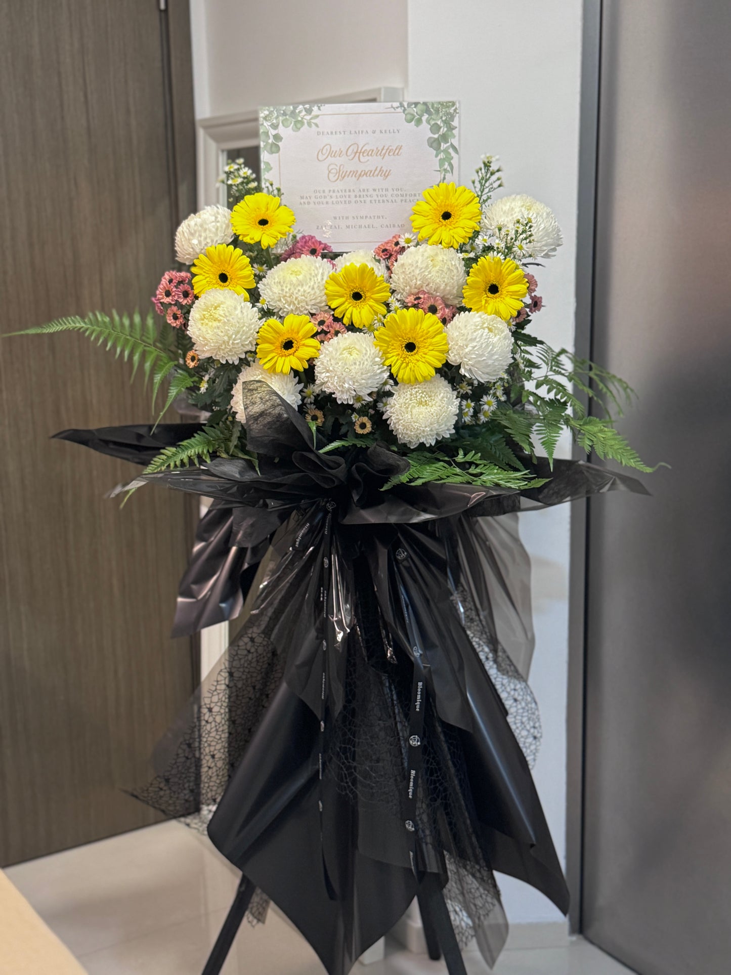 Condolence Wood Stand – Peaceful Tribute