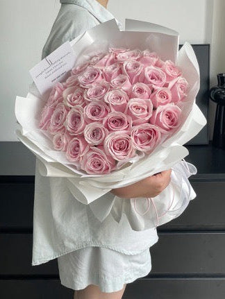 VD26 - Classic Red/Pink Rose Bouquet (Round Top View Style)