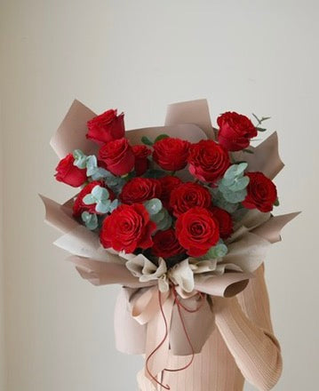 VD26 - Classic Red/Pink Rose Bouquet (Front Facing Style)